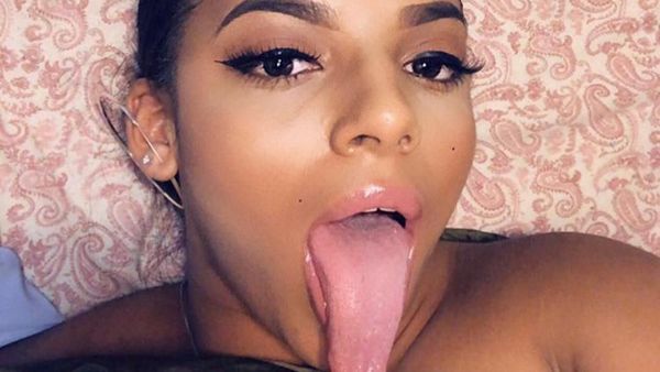 Penampilan Selebgram Punya Lidah 16,5 Cm yang Raup Rp 702 Juta Setahun