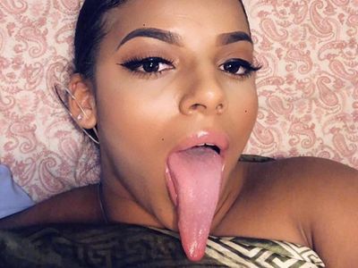Penampilan Selebgram Punya Lidah 16,5 Cm yang Raup Rp 702 Juta Setahun