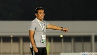 Bima Sakti memberikan pengarahan kepada para pemain Indonesia.