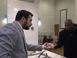 Keren! Aksi 5 Dermawan Ini Saat Memberi Makan Orang Miskin