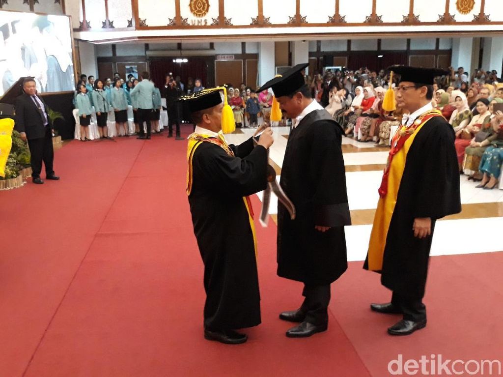 UNS Beri Gelar Doktor Honoris Causa pada Panglima TNI UNS Beri Gelar Doktor Honoris Causa pada Panglima TNI