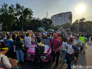 Massa Anak Muda Aksi di Depan Istana Tuntut Pemerintah Atasi Krisis Iklim Massa Anak Muda Aksi di Depan Istana Tuntut Pemerintah Atasi Krisis Iklim