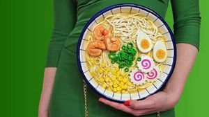 Nyam! Tas-tas Ini Berbentuk Cake hingga Mie Instan yang Bikin Lapar