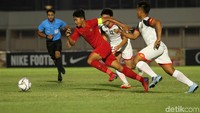 Timnas Indonesia terus melakukan penekanan ke pertahanan Brunei Darussalam.
