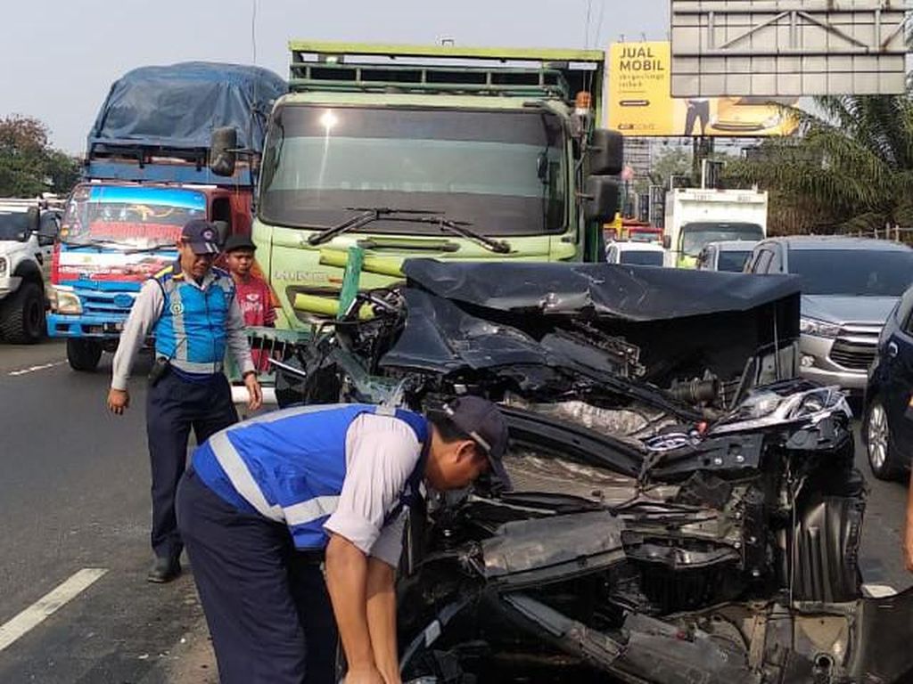 Tabrakan Beruntun di Tol Tangerang, 2 Orang Terluka Tabrakan Beruntun di Tol Tangerang, 2 Orang Terluka