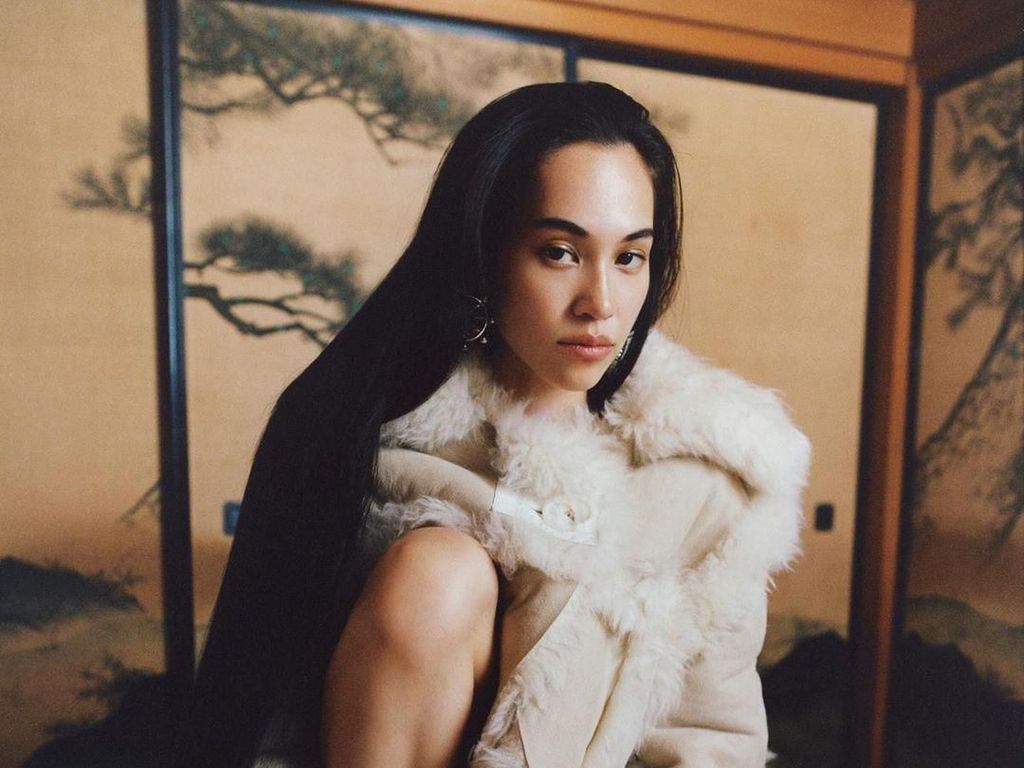 Pose Ngangkang, Model Jepang Kiko Mizuhara Jadi Kontroversi Pose Ngangkang, Model Jepang Kiko Mizuhara Jadi Kontroversi