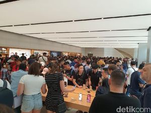 Ratusan Orang Serbu Apple Orchard Jajal iPhone 11