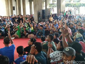 Melihat Akurnya Panser Biru dan Bonek Nobar di Balai Kota Semarang