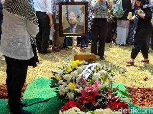 Abu Jenazah HS Dillon Disemayamkan di TMPNU Kalibata Abu Jenazah HS Dillon Disemayamkan di TMPNU Kalibata