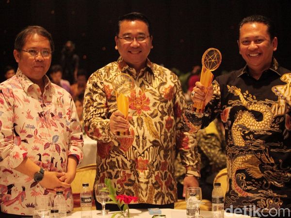 Mendes dan Ketua DPR Raih Indonesia Digital Initiative Award 2019