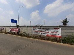 Spanduk Protes Ganti Rugi di Tol Cijago, Warga Minta Rp 30 Juta/Meter