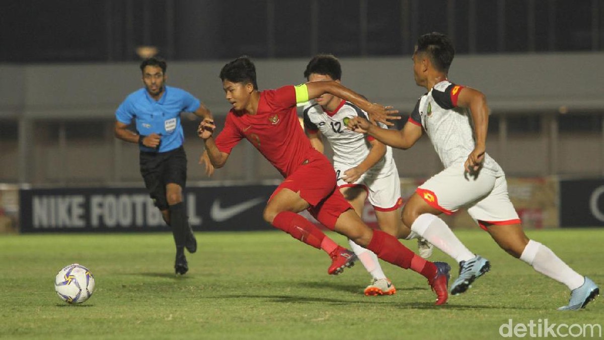 Striker Timnas Indonesia U-16 Ahmad Athallah Araihan menghindari kejaran pemain Brunei Darussalam di Kualifikasi Piala Asia U-16 2020. (Foto: Rifkianto Nugroho/detikSport)