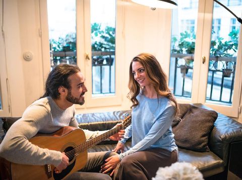 Ilustrasi arti mimpi pacaran.