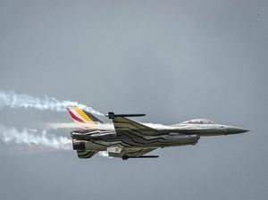 Jet Tempur F-16 Jatuh di Prancis, Pilot Nyangkut di Kabel Listrik