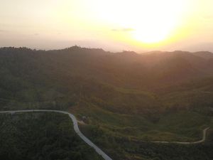 Bayangan Forest City di Senja Semoi Dua