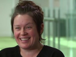 Tak Suka Punya Payudara, Penyanyi Australia Jalani Operasi Ratakan Dada