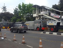 Sejumlah Water Cannon-Barracuda Bersiaga di Depan KPK Pagi Ini