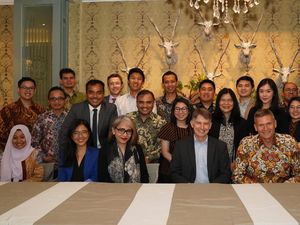Dukung Program Beasiswa ke Inggris