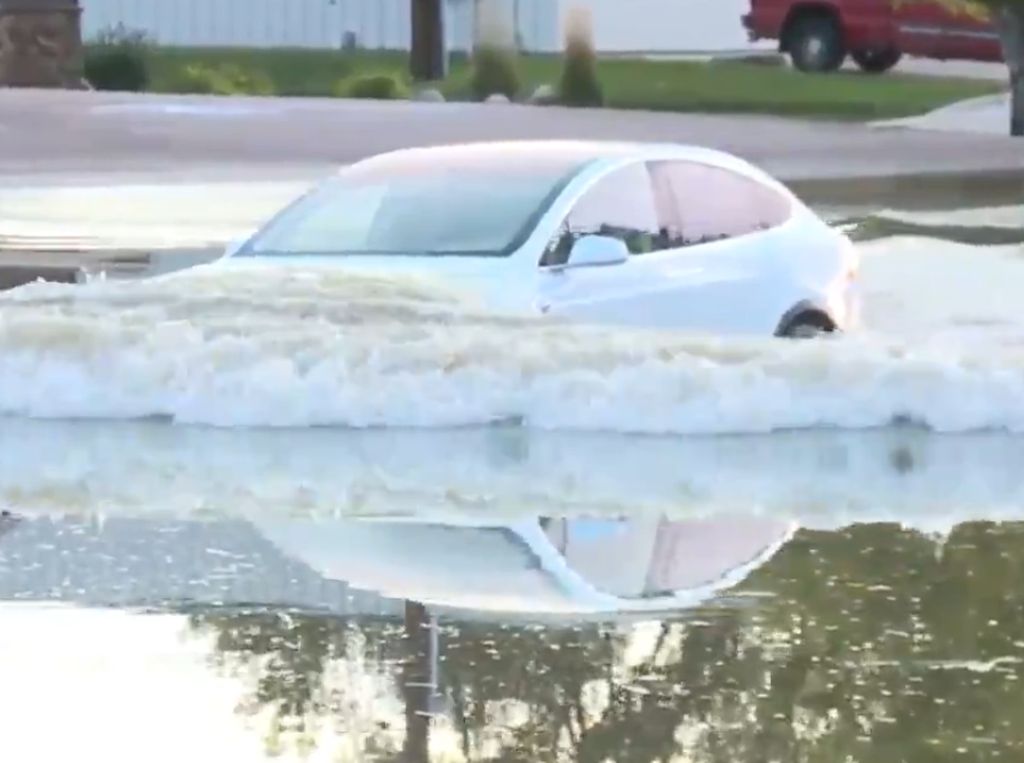 Tesla Model X Ini Dipaksa Menerobos Banjir, Mogok Nggak Ya? Tesla Model X Ini Dipaksa Menerobos Banjir, Mogok Nggak Ya?