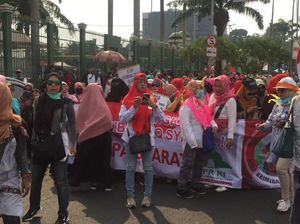 Emak-emak Demo di Depan Gedung DPR, Tolak Revisi UU KPK!