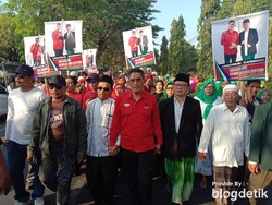 Mugiyono-Ali Makhsun Jalan Kaki ke Kantor PDIP Daftar Maju Pilbup Demak