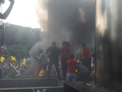 Demo Depan Gedung KPK Ricuh, Massa Beratribut PMII Dibubarkan Polisi