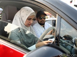 Tampang Serius Shireen Sungkar saat Mencoba Mobil Listrik