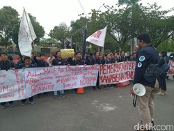 Mahasiswa Geruduk Kantor Bupati Bogor Tuntut Masalah Sampah-Kemacetan