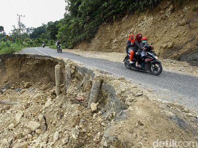 Duh, Pascalongsor Jalan di Simeulue Aceh Belum Diperbaiki