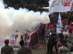Pendemo di KPK Gunakan Fogging saat Aksi Orasi