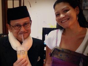 Sedihnya Melanie Subono Ketika Ibu-ibu Menolak Nasi Kotaknya Sedihnya Melanie Subono Ketika Ibu-ibu Menolak Nasi Kotaknya