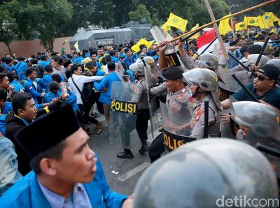 Aksi Ricuh Massa PMII di Depan Gedung KPK Dipukul Mundur