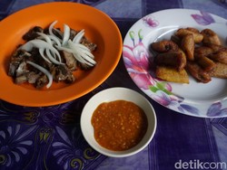 Sensasi Unik Makan Sate Domba Afrika Pakai Pisang Goreng