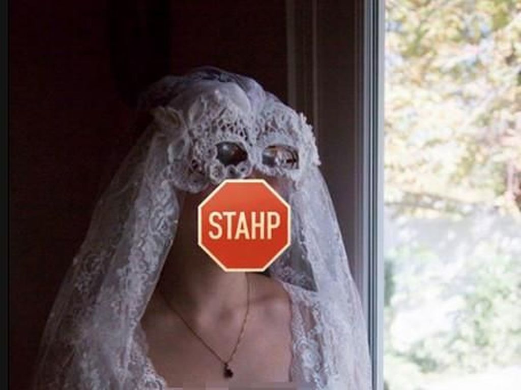 Nikah Pakai Topeng, Pengantin Wanita Ini Diejek Seperti Batman Nikah Pakai Topeng, Pengantin Wanita Ini Diejek Seperti Batman