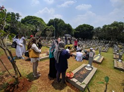 Makam Habibie-Ainun Ramai Peziarah di Hari Pahlawan