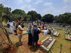 Makam Habibie-Ainun Ramai Peziarah di Hari Pahlawan Makam Habibie-Ainun Ramai Peziarah di Hari Pahlawan