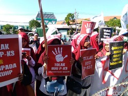 Puluhan Mahasiswa di Surabaya Desak DPRD Jatim Suarakan Tolak RUU P-KS