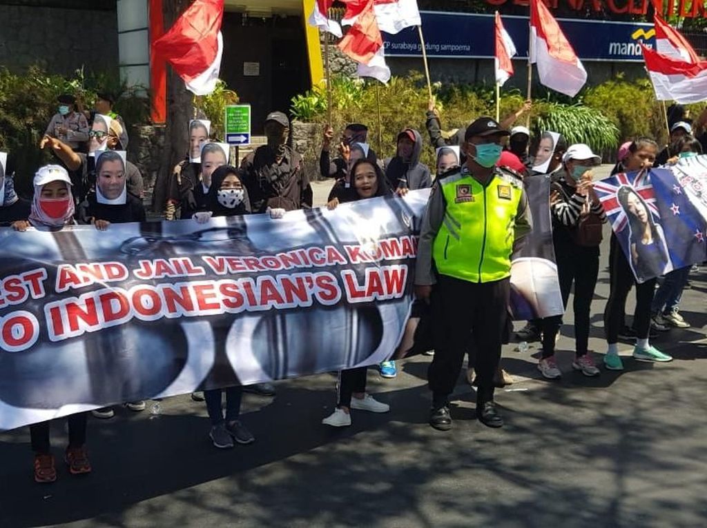 Datangi Konjen di Surabaya, Massa Desak Australia Deportasi Veronica Koman Datangi Konjen di Surabaya, Massa Desak Australia Deportasi Veronica Koman