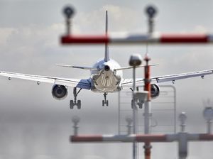 Panik Gegara Penumpang Bersin, Pesawat United Airlines Mendarat Darurat Panik Gegara Penumpang Bersin, Pesawat United Airlines Mendarat Darurat