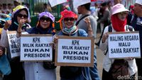 Emak-emak Demo Tolak RUU PKS dan Pelemahan KPK di DPR