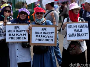 Emak-emak Demo Tolak RUU PKS dan Pelemahan KPK di DPR