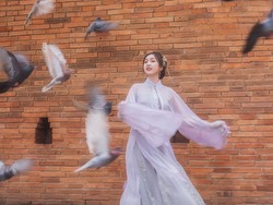 Demi Anak, Wanita Ini Jadi Pengusir Burung di Balik Foto Ala Selebgram