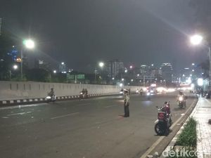 Massa Pendemo Bubar, Lalin di Depan DPR Kembali Dibuka