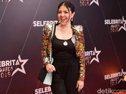 Jadi Korban Banjir, Tina Toon Tetap Tawarkan Bantuan untuk Warga