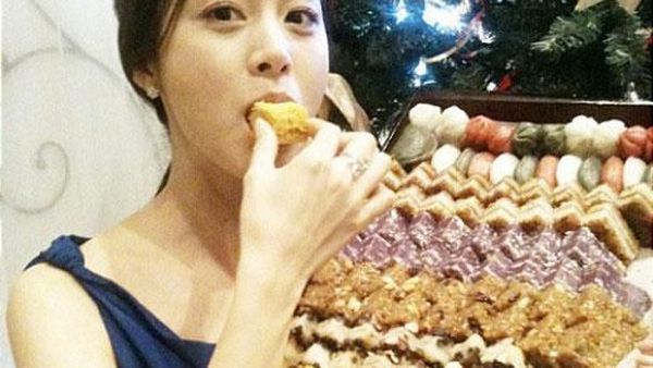 Pesona Manis Istri Rain, Kim Tae-hee Saat Kulineran