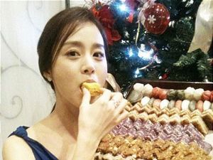 Pesona Manis Istri Rain, Kim Tae-hee Saat Kulineran