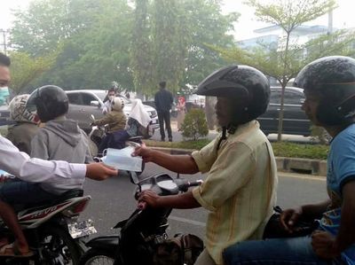 Sebar Ribuan Masker untuk Korban Kabut Asap