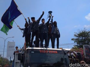 Mahasiswa di Malang Turun ke Jalan! Mahasiswa di Malang Turun ke Jalan!