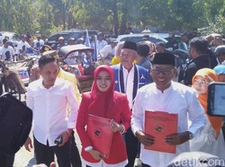 Naik Becak, Pasangan Eisti-Jos Daftar Maju Pilbup Demak Lewat PDIP