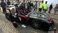 Mobil Super Listrik Jadi Ajang Selfie Pengunjung Monas